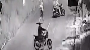Video: En grupo, seis delincuentes roban una motocicleta en Lambaré