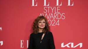 Susan Sarandon recibe de manos de Almodóvar un premio a su trayectoria