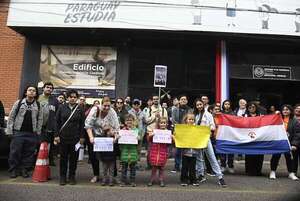 MEC dejó sin auditorio a mil futuros músicos; miembros del Conservatorio protestaron hoy - Nacionales - ABC Color
