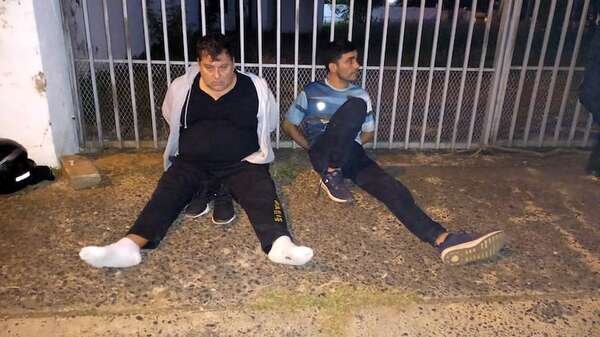 Dos personas aprehendidas en flagrante comisión de hurto en Asunción - Policiales - ABC Color