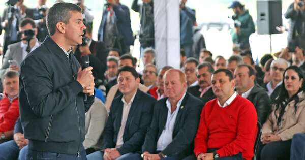 La Nación / Gobierno entrega maquinarias y equipos viales a gobernaciones