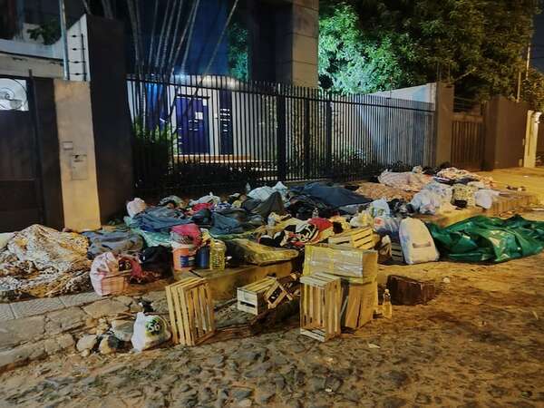 Indígenas acampan frente a constructora exigiendo agilización de proyecto de puente - Nacionales - ABC Color