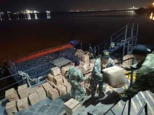 Armada Paraguaya incauta una embarcación con 200 cajas de aceite de presunto contrabando - Policiales - ABC Color