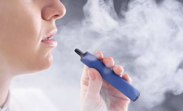 Adolescente debió ser internado en hospital de Foz por culpa del vapeador - Noticiero Paraguay