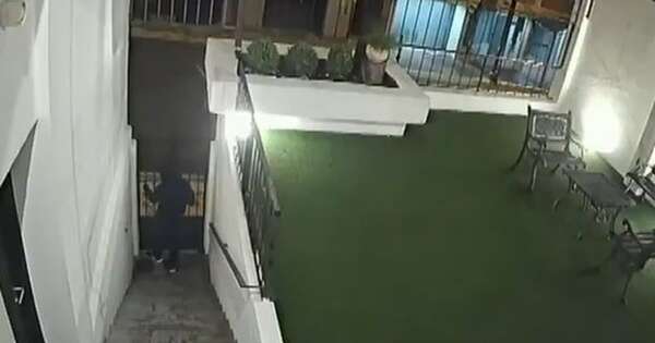 La Nación / Dos encapuchados ingresaron a un comercio y fueron detenidos