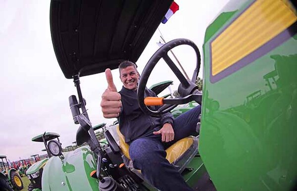 Peña hace entrega de maquinarias e implementos agrícolas a las 17 gobernaciones | DIARIO PRIMERA PLANA