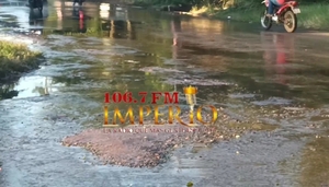 Vecinos del barrio Guaraní reclaman por desagüe que expide un olor nauseabundo - Radio Imperio 106.7 FM