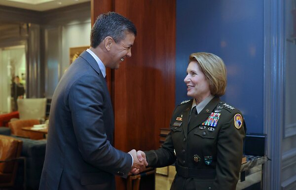 El presidente paraguayo Santiago Pe帽a se re煤ne con la jefa del Comando Sur de EEUU - Revista PLUS