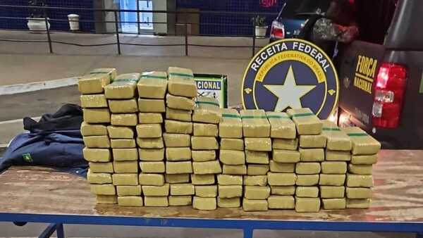 Incautan 366 kilos de marihuana arrojados desde el Puente de la Amistad