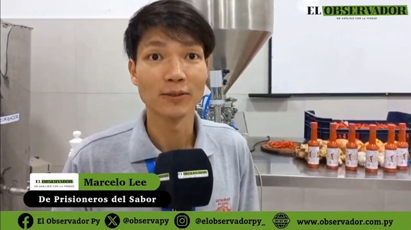Fábrica de salsa picante produce 4.000 botellas semanales y vende en conocidas tiendas y restaurantes