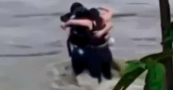 Diario HOY | VIDEO| Dramático abrazo final de tres amigos antes de ser arrastrados por las inundaciones en Italia