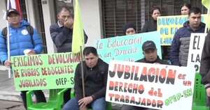 Diario HOY | Realizan protesta para exigir devolución de rubros de docentes jubilados al MEC