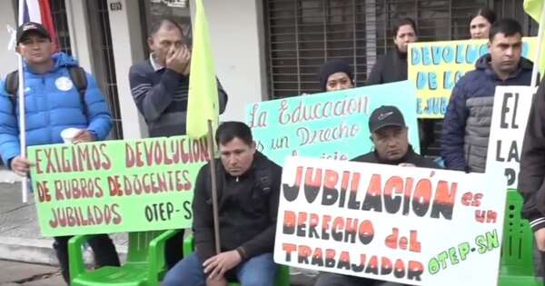 Diario HOY | Realizan protesta para exigir devolución de rubros de docentes jubilados al MEC
