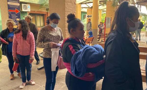Largas filas y horas de espera en el Hospital General de Luque - Nacionales - ABC Color