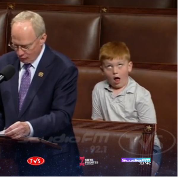 ESTADOS UNIDOS: DURANTE EL DISCURSO DEL CONGRESISTA JOHN ROSE, SU HIJO REALIZÓ DIVERTIDOS GESTOS. - TVS