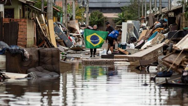 LA CIUDAD DE PORTO ALEGRE CUMPLE UN MES INUNDADA MIENTRAS RETIRA MILES DE TONELADAS DE BASURA DE LAS CALLES - TVS