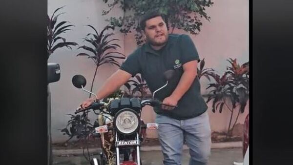 Le robaron la moto y sus compas de trabajo le compraron una nueva