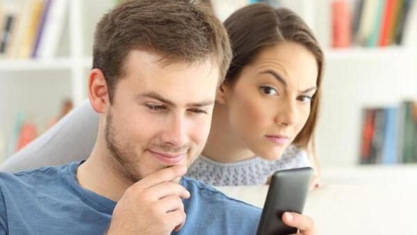 “Mi novia me llama más de 100 veces en un día si no le contesto”