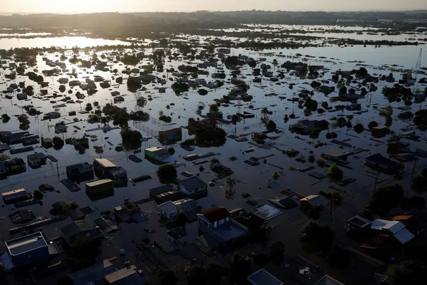 La ciudad de Porto Alegre cumple un mes inundada mientras retira miles de toneladas de basura de las calles - ADN Digital