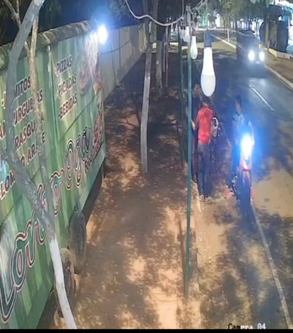 Entregan a Comisaría celular y auricular robados en asalto a trabajador de lomitería