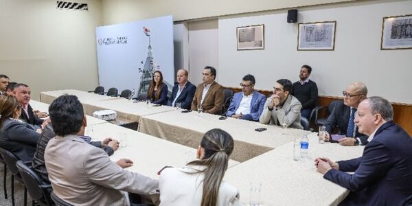 GOBERNADORES ANALIZARON CON ECONOMÍA Y FINANZAS ACCIONES FUTURAS A SER DESARROLLADAS TRAS DONACIÓN DE MAQUINARIAS - Itapúa Noticias