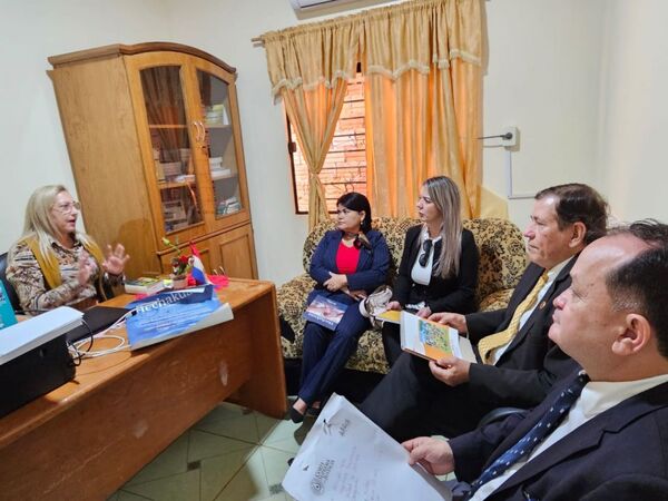 Consejo de Administración realiza visita a Juzgado de Paz de Tembiaporã