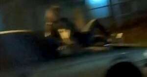 Diario HOY | Encarnación: tras discusión, hombre se llevó a su pareja en el capó del auto