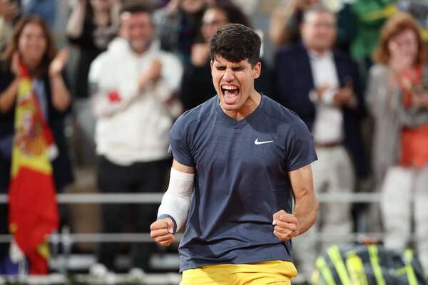 Alcaraz vence a Tsitsipas y se cita con Sinner en semifinales de Roland Garros - Tenis - ABC Color