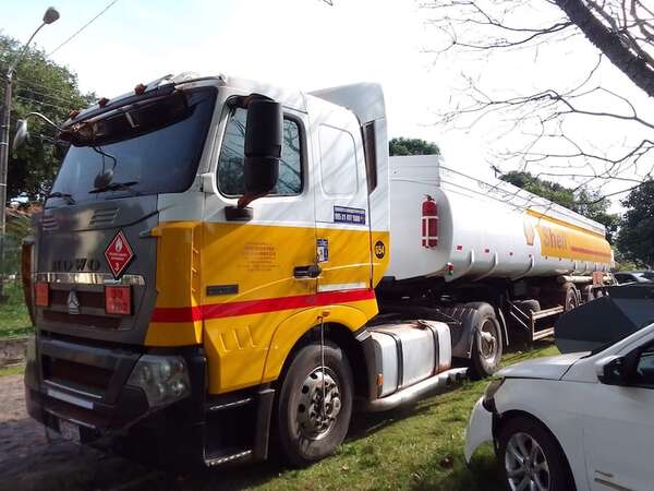Piratas del asfalto secuestraron un camión cisterna con más de 34.000 litros de combustible que luego fue encontrado completamente descargado - Nacionales - ABC Color