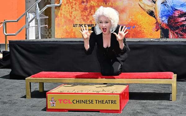 Cyndi Lauper pone sus huellas en el Paseo de la Fama de Hollywood acompañada de Cher - Gente - ABC Color