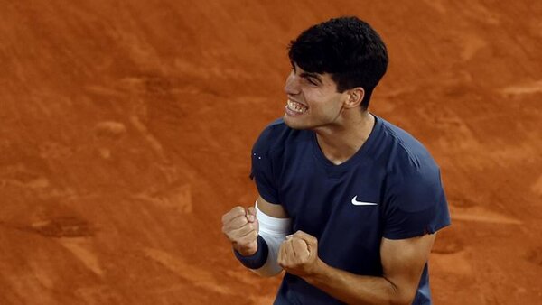 Alcaraz despacha a Tsitsipas camino a la semifinal de Roland Garros