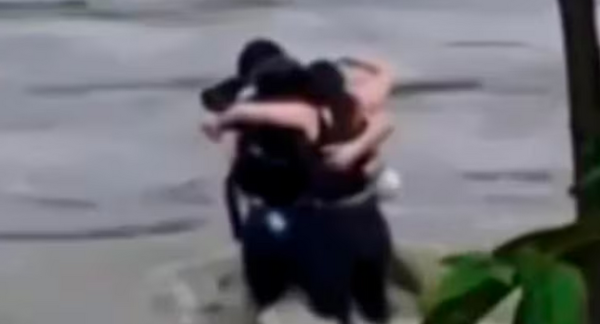 (VIDEO). Dramático abrazo final de tres amigos antes de ser arrastrados por las inundaciones