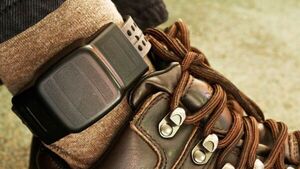 Tobilleras electrónicas para golpeadores de mujeres •