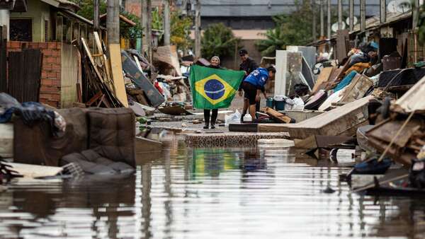 Brasil: retiran más de 27 mil toneladas de basura tras inundación sin precedentes en Porto Alegre - Unicanal