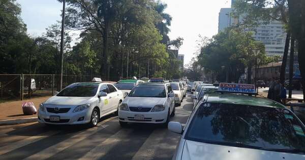 La Nación / Taxistas de CDE exigen que transportes por plataforma paguen tributos y que sean locales