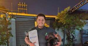 La Nación / Compañeros y jefes dan hermosa sorpresa a trabajador que perdió su moto en un robo