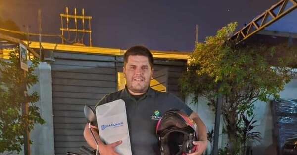 La Nación / Compañeros y jefes dan hermosa sorpresa a trabajador que perdió su moto en un robo