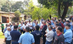 Taxistas exigen a concejales que «desencajonen» proyecto de ordenanza y reglamenten plataformas