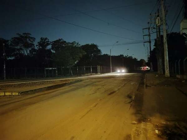 Calle del barrio Botánico a oscuras: vecinos claman respuesta ante la situación - Policiales - ABC Color