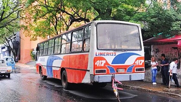 Hartos de esperar buses o quedar varados, juntan firmas para el VMT