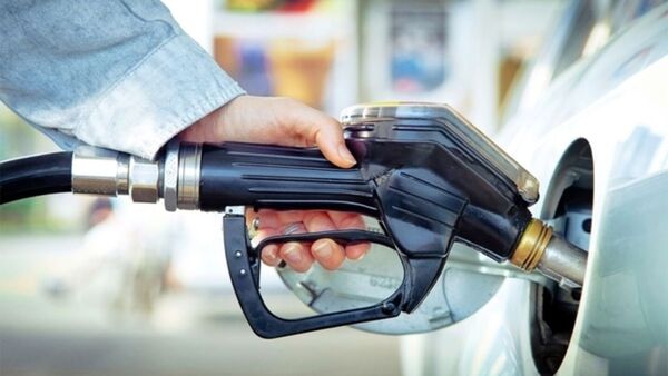 Precios de los combustibles deberían bajar, dice analista
