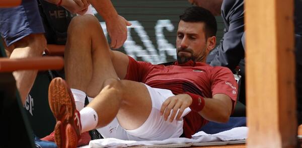 Novak Djokovic se retiró del Roland Garros por una lesión de rodilla