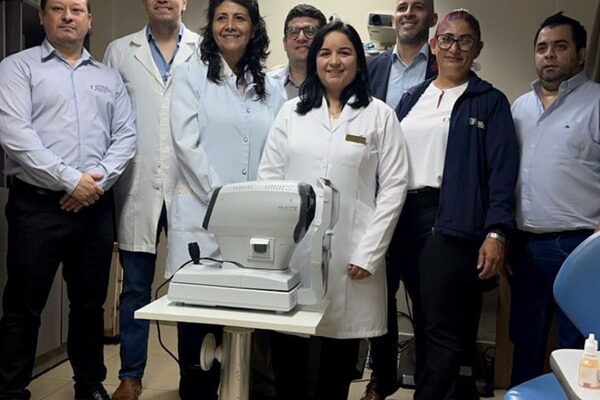 Universidad dona equipo oftalmológico a Hospital de Franco