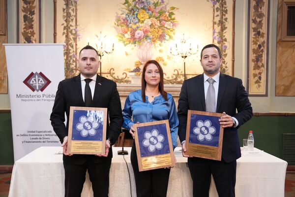 Fiscales de la Unidad Especializada de Anticorrupción recibieron reconocimiento público de la sociedad civil por rendición de cuentas - Megacadena - Diario Digital