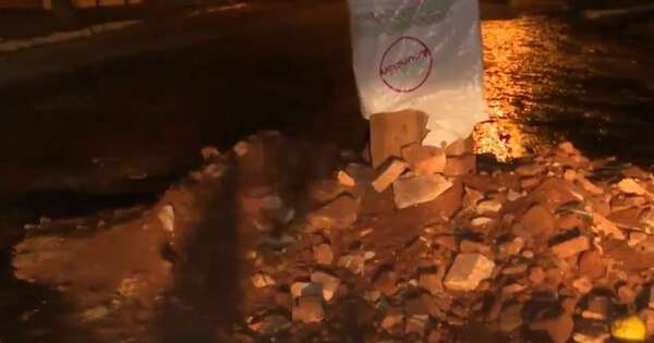 La Nación / Joven sufre graves heridas tras atropellar escombros depositados en plena calle