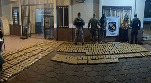 Incautan camioneta que transportaba importante carga de marihuana