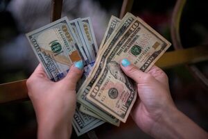 El peso mexicano cae un 4,36 % ante el d贸lar tras el triunfo electoral del oficialismo - Revista PLUS