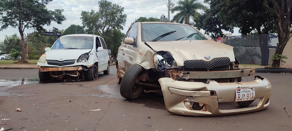 Grave accidente deja dos trabajadores heridos en el barrio Villa Cándida
