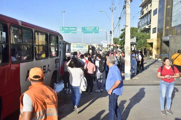 Pasajeros rechazan paro de buses y piden a Peña que “ayude a los pobres” - Nacionales - ABC Color