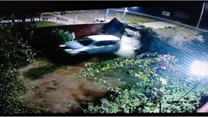 MILITAR BORRACHO CHOCÓ VIOLENTAMENTE POR UNA CASA E INTENTÓ HUIR